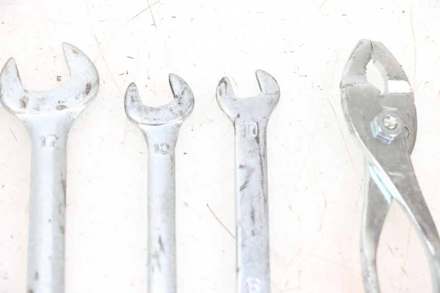 photo de KIT UTENSILI SUZUKI DL V STROM 1000 (2002 - 2007) - Stato della superficie e materiale