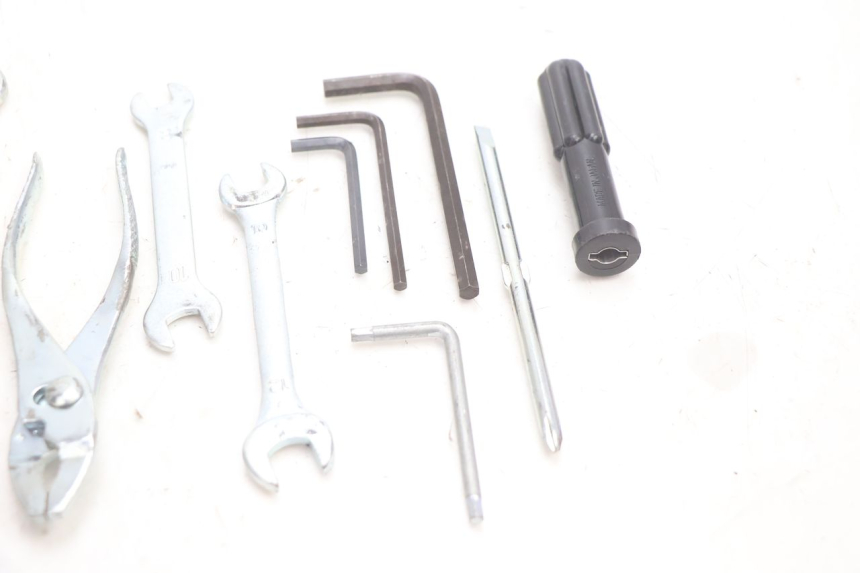 photo de KIT UTENSILI YAMAHA FJR 1300 (2001 - 2005) - Altra angolazione