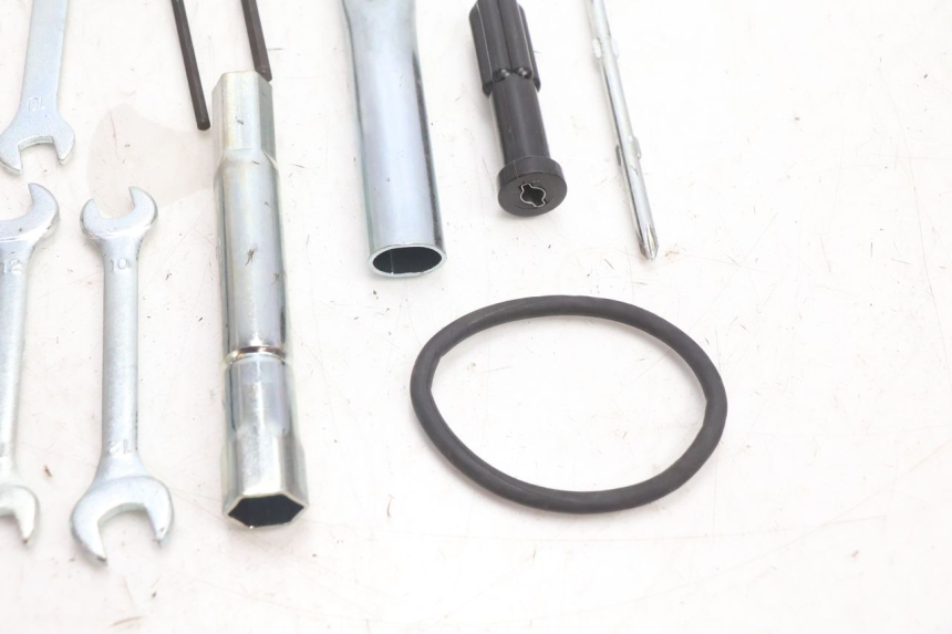 photo de KIT UTENSILI YAMAHA FZ8 800 (2010 - 2016) - Altra angolazione