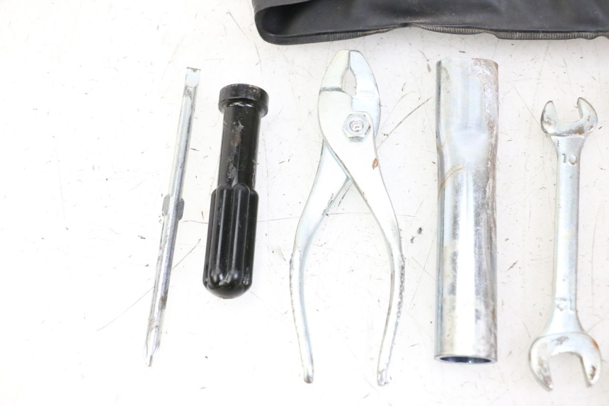 photo de KIT UTENSILI SUZUKI GSR 750 (2011 - 2017) - Stato della superficie e materiale