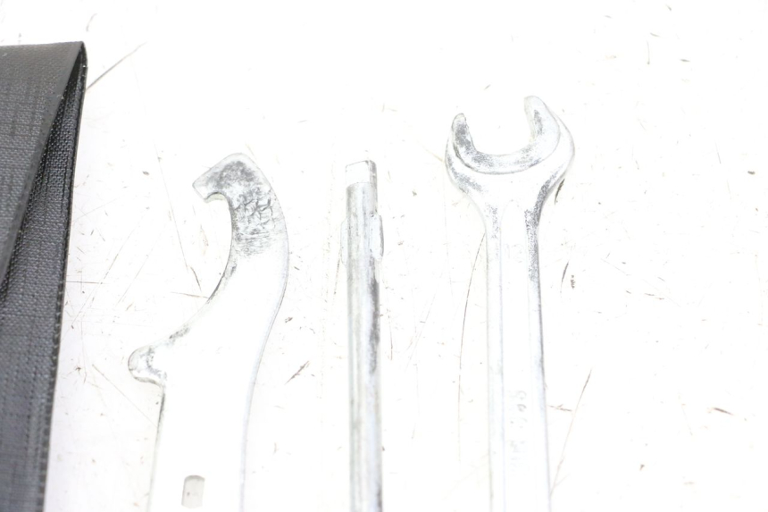 photo de KIT UTENSILI HONDA FES S-WING SWING ABS 125 (2007 - 2015) - Altra angolazione