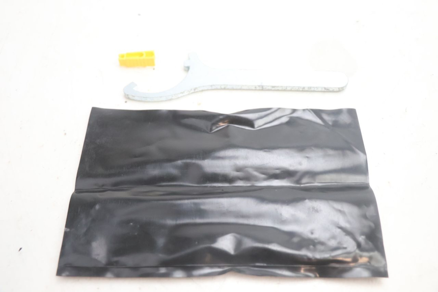 photo de KIT UTENSILI PIAGGIO MP3 HPE 530 (2022 - 2026) - Altra angolazione