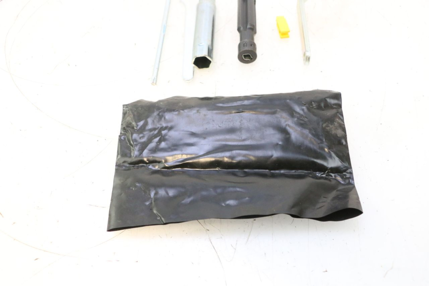 photo de SET DI ATTREZZI PIAGGIO MP3 LT 400 (2007 - 2012) - Altra angolazione