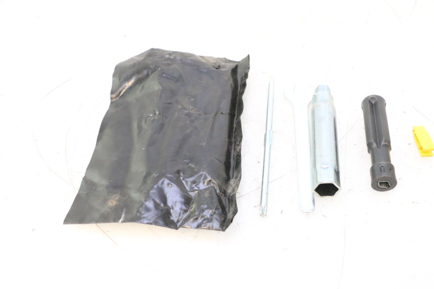 photo de SET DI ATTREZZI PIAGGIO MP3 LT 400 (2007 - 2012) - Primo piano tecnico