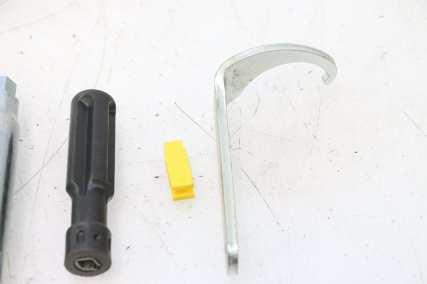 photo de SET DI ATTREZZI PIAGGIO MP3 LT 400 (2007 - 2012) - Stato della superficie e materiale