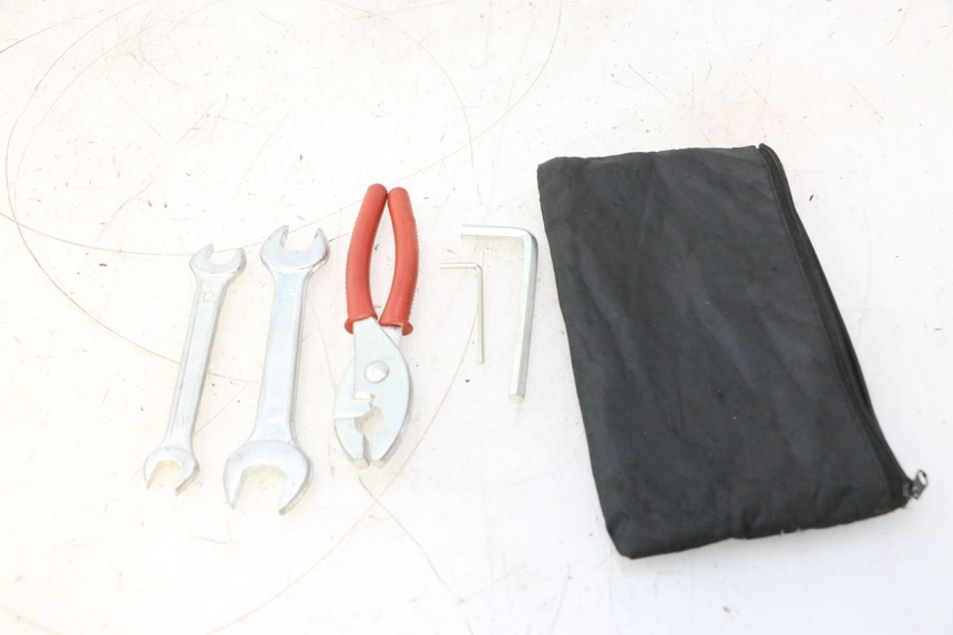 photo de KIT UTENSILI KYMCO LIKE 4T 50 (2019 - 2025) - Altra angolazione