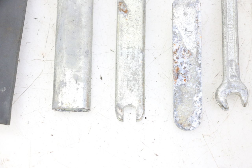 photo de SET DI ATTREZZI HONDA SCV LEAD 100 (2003 - 2007) - Marcature e riferimenti originali