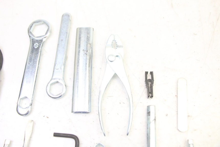 photo de KIT UTENSILI HONDA ST PAN EUROPEAN 1300 (2002 - 2013) - Altra angolazione