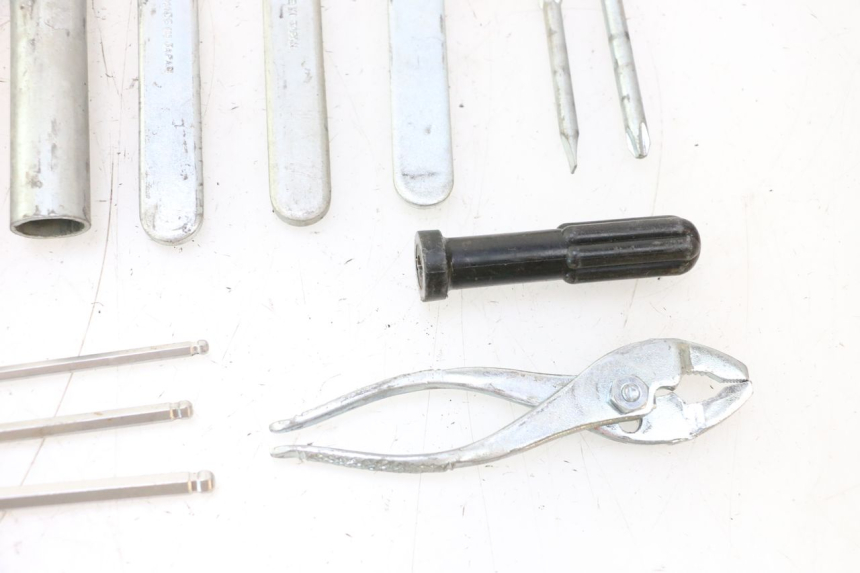 photo de KIT UTENSILI SUZUKI SV S 650 (2003 - 2009) - Marcature e riferimenti originali