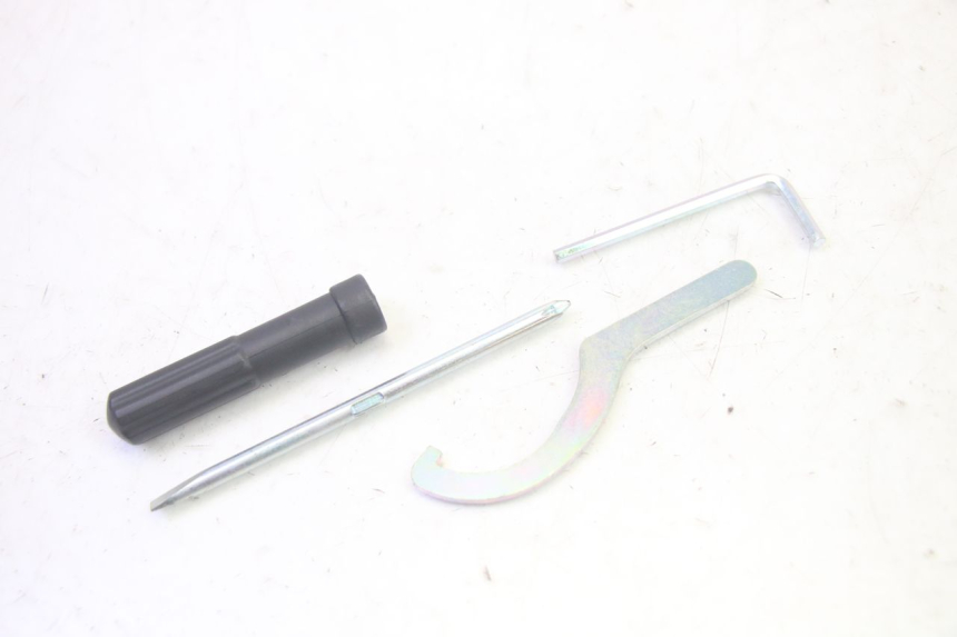photo de KIT UTENSILI YAMAHA TRICITY 300 (2020 - 2024) - Altra angolazione