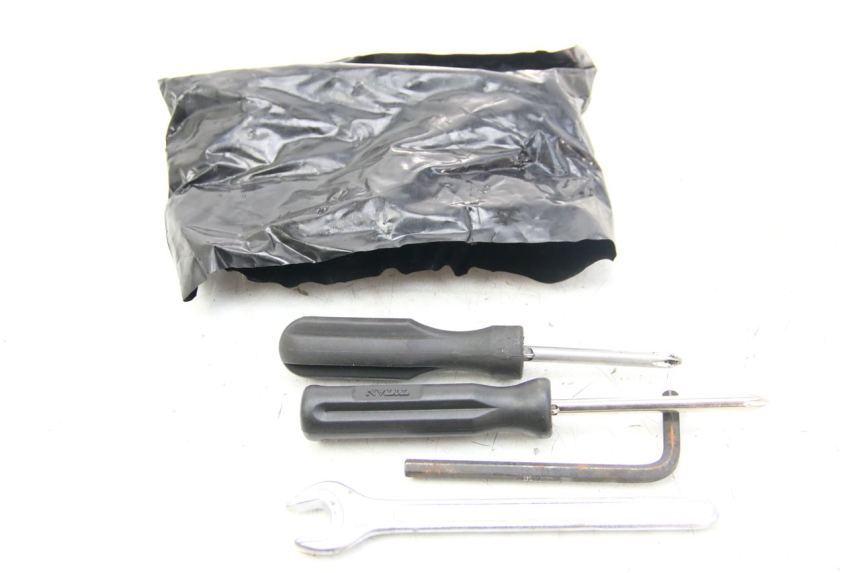 photo de SET DI ATTREZZI PIAGGIO VESPA GRANTURISMO 125 (2003 - 2007) - Vista principale