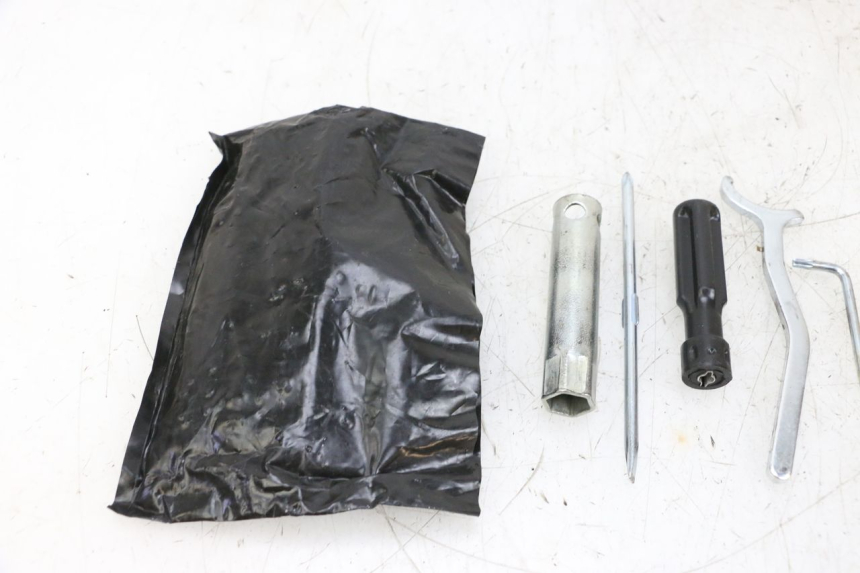 photo de KIT UTENSILI PIAGGIO VESPA GTS SUPER IE 125 (2009 - 2016) - Zoom sullo stato d'uso