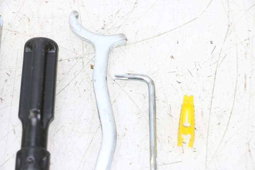 photo de KIT UTENSILI PIAGGIO VESPA GTS SUPER IE 125 (2009 - 2016) - Primo piano tecnico