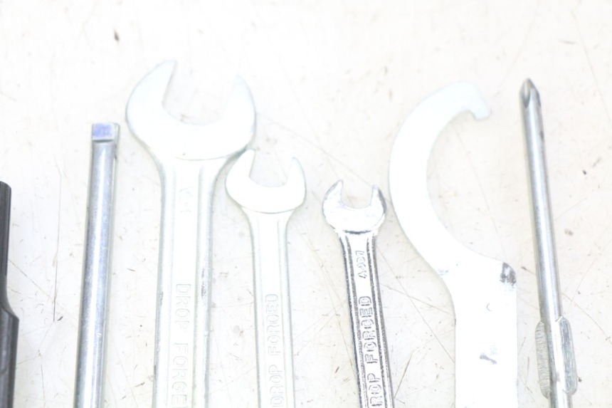 photo de SET DI ATTREZZI YAMAHA XMAX X-MAX 125 (2006 - 2009) - Marcature e riferimenti originali