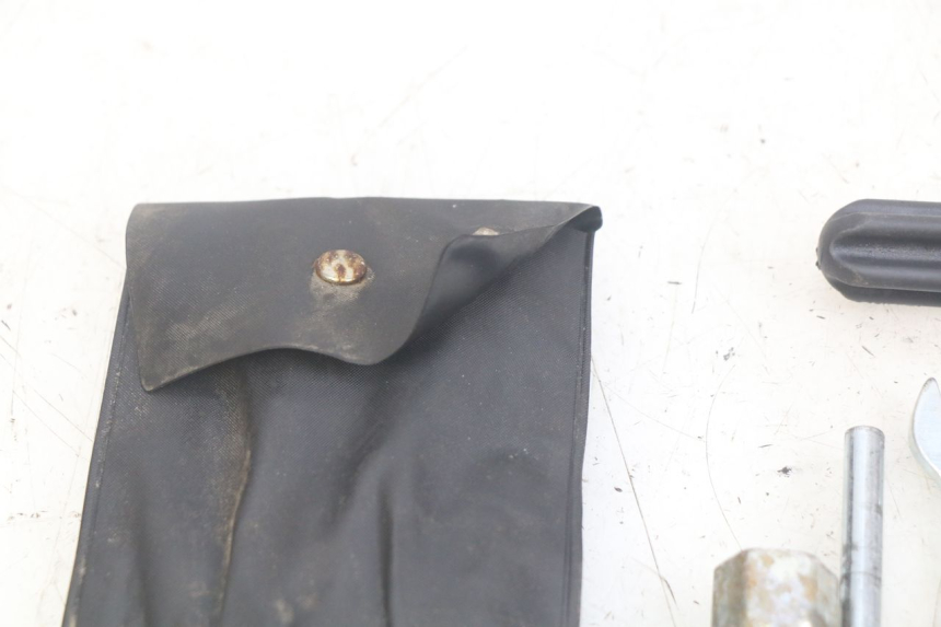 photo de SET DI ATTREZZI YAMAHA XMAX X-MAX 125 (2006 - 2009) - Primo piano tecnico