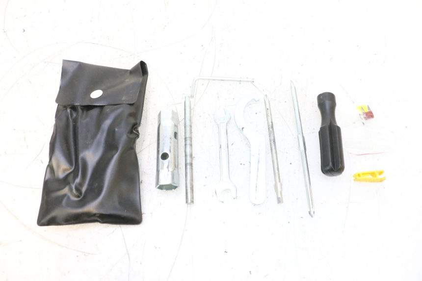 photo de SET DI ATTREZZI YAMAHA X-MAX XMAX 125 (2010 - 2013) - Vista principale
