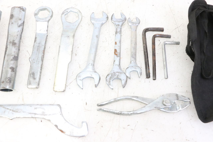 photo de KIT UTENSILI YAMAHA XJ6 ABS 600 (2008 - 2016) - Altra angolazione