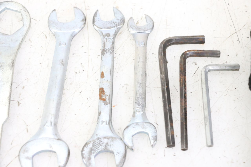 photo de KIT UTENSILI YAMAHA XJ6 ABS 600 (2008 - 2016) - Stato della superficie e materiale