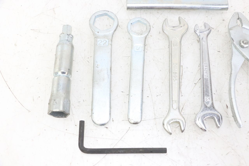 photo de KIT UTENSILI HONDA XLV VARADERO 125 (2000 - 2006) - Stato della superficie e materiale