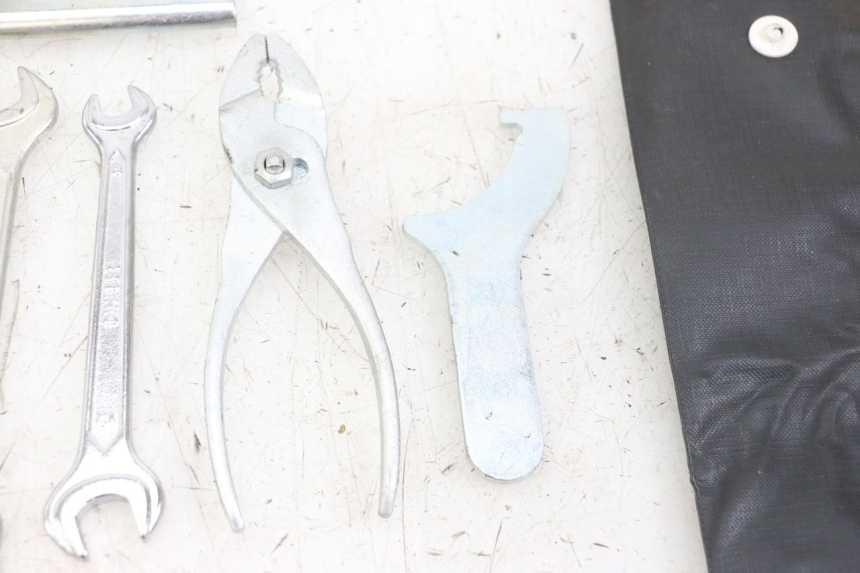 photo de KIT UTENSILI HONDA XLV VARADERO 125 (2000 - 2006) - Marcature e riferimenti originali