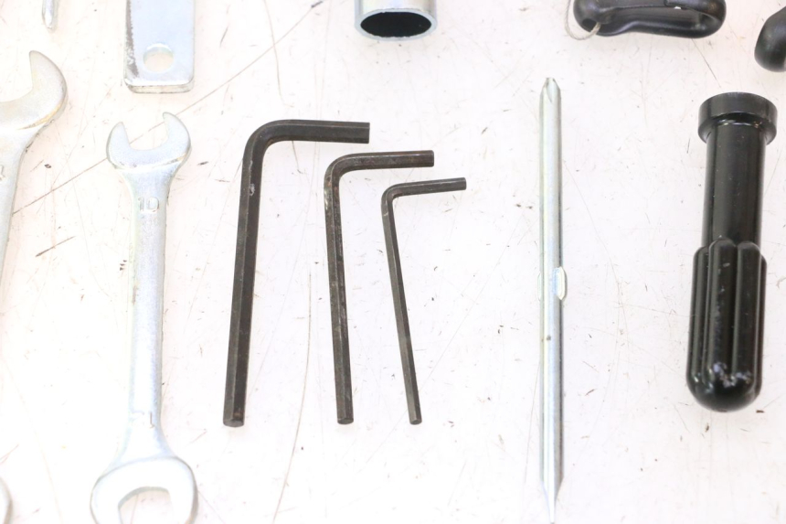 photo de KIT UTENSILI YAMAHA YZF R6 600 (2008 - 2009) - Altra angolazione