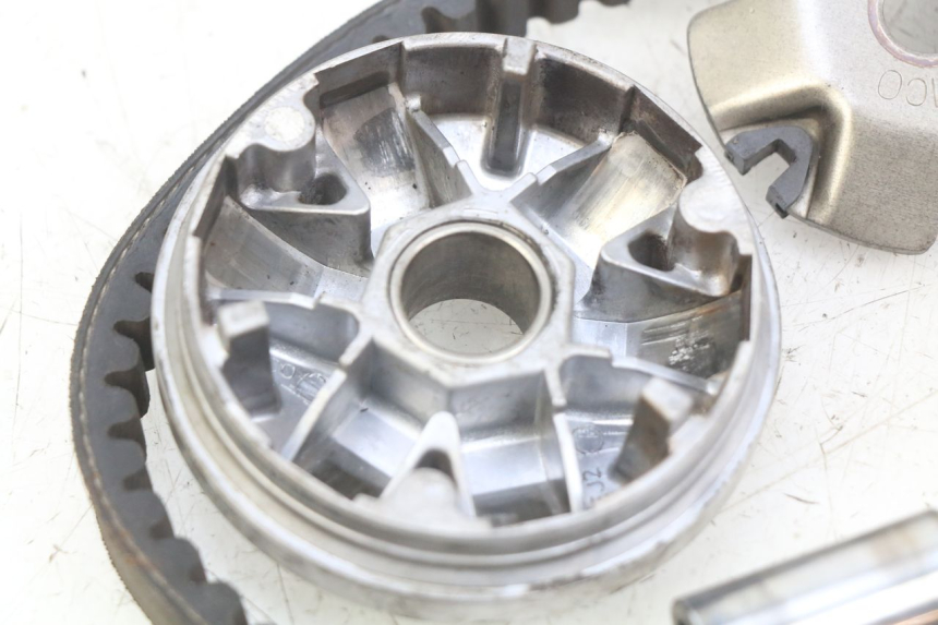 photo de VARIATORE KYMCO AGILITY 16+ 4T 50 (2018 - 2023) - Dettagli dei punti di fissaggio