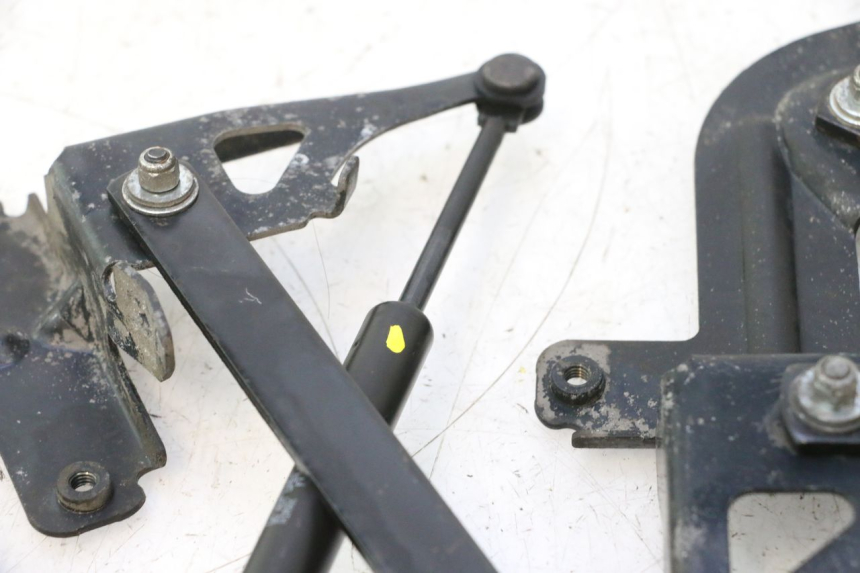 photo de AMMORTIZZATORE  SOTTOSELLA PEUGEOT SATELIS 125 (2013 - 2018) - Stato della superficie e materiale