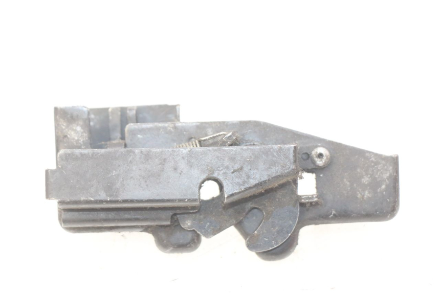 photo de SERRATURA SPORTELLO HONDA FES PANTHEON 2T 125 (1998 - 2002) - Primo piano tecnico