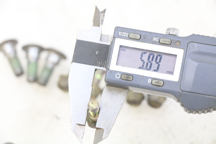 photo de VIS DISCO DEL FRENO HONDA CR 125 (1995 - 1997) - Primo piano tecnico