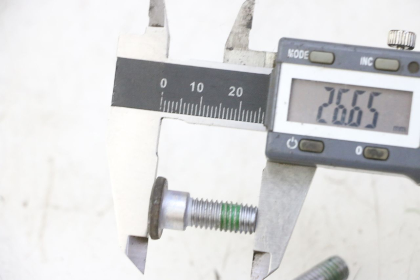 photo de BULLONE DEL DISCO DEL FRENO HONDA FES S-WING SWING ABS 125 (2007 - 2015) - Primo piano tecnico