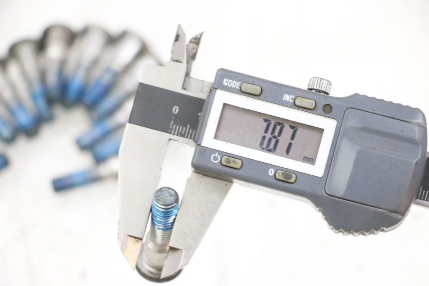 photo de BULLONE DEL DISCO DEL FRENO SUZUKI GSXR GSX-R 1000 (2003 - 2004) - Zoom sullo stato d'uso