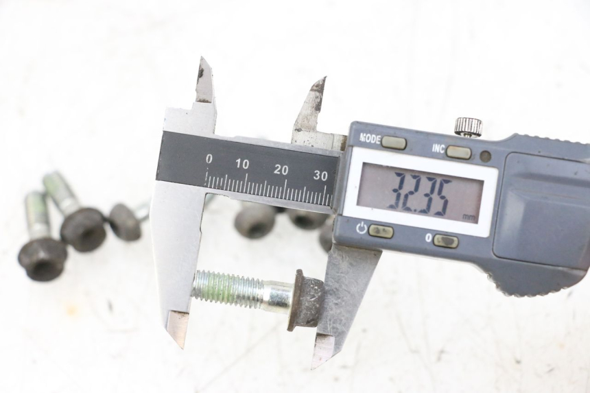 photo de BULLONE DEL DISCO DEL FRENO HONDA NSR R 125 (1994 - 2003) - Primo piano tecnico