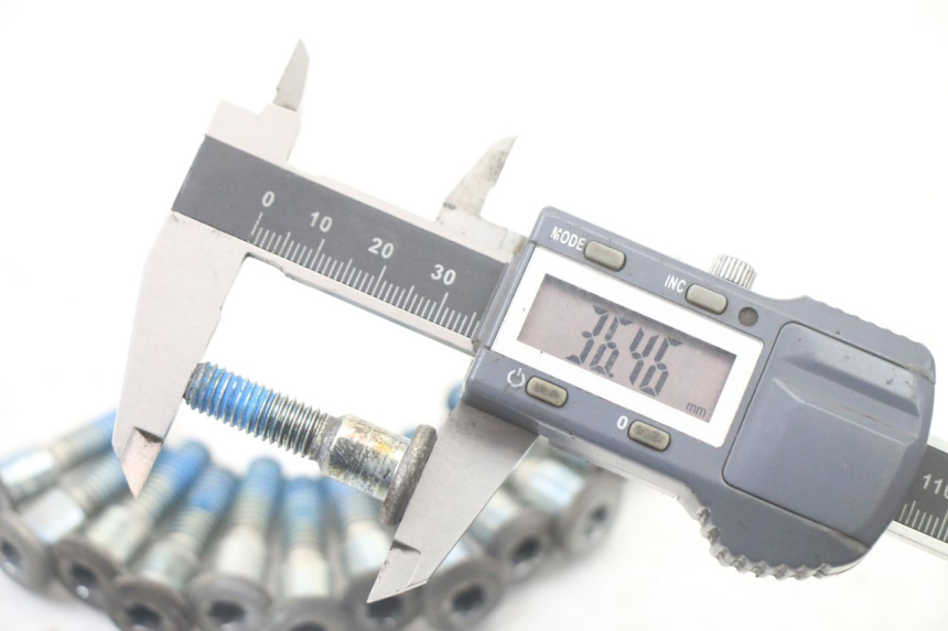 photo de BULLONE DEL DISCO DEL FRENO SUZUKI GSF S BANDIT 600 (2000 - 2004) - Primo piano tecnico