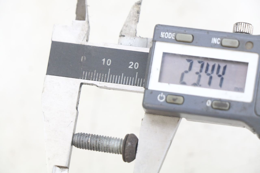 photo de VIS DISCO DEL FRENO PIAGGIO X9 EVOLUTION 125 (2003 - 2007) - Zoom sullo stato d'uso