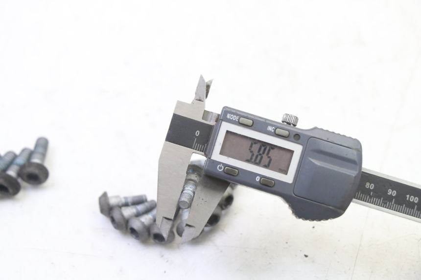 photo de BULLONE DEL DISCO DEL FRENO YAMAHA XJ6 ABS 600 (2008 - 2016) - Stato della superficie e materiale