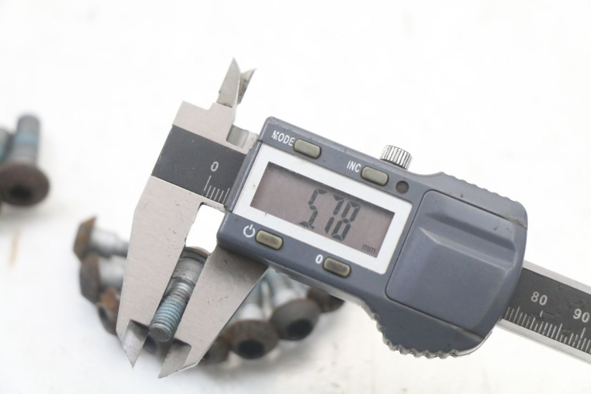 photo de BULLONE DEL DISCO DEL FRENO YAMAHA XJ6 ABS 600 (2008 - 2016) - Stato della superficie e materiale